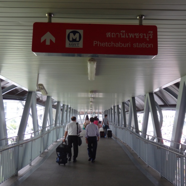 Acceso a parada metro de Phetchaburi