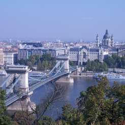 Vista del Puente de las Cadenas, desde el Palacio Real de Buda